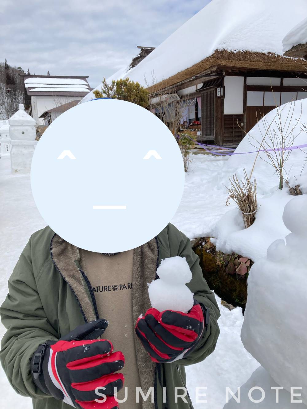 雪だるまを作る息子