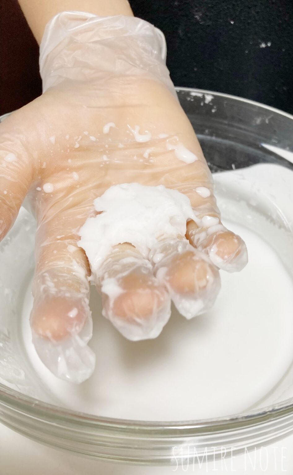 【材料2つ】握ると固まってすぐ溶けちゃう!ふしぎな液体であそぼう | ナースでもっと自由に生きる