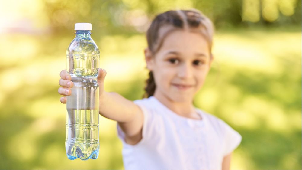 水のボトルを持つ少女