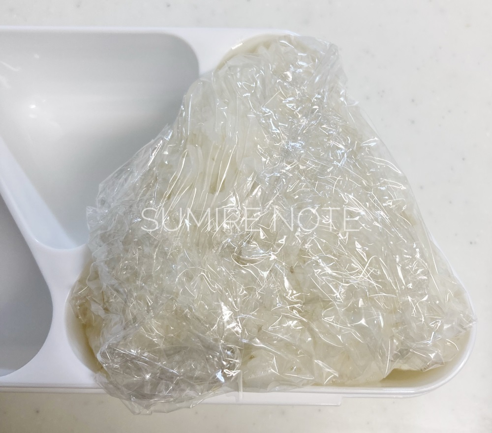 ご飯をラップで包む
