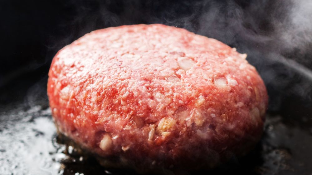 フライパンで焼いているハンバーグ