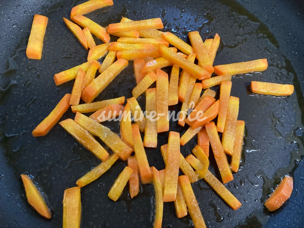 フライパンにニンジンを入れる