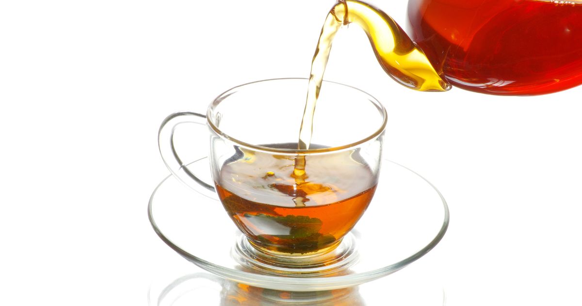 お茶を入れているところ