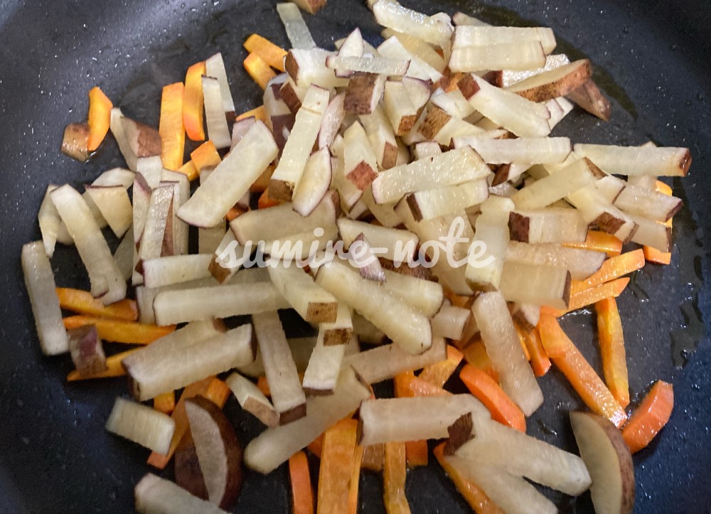 フライパンにニンジンとヤーコンを入れる