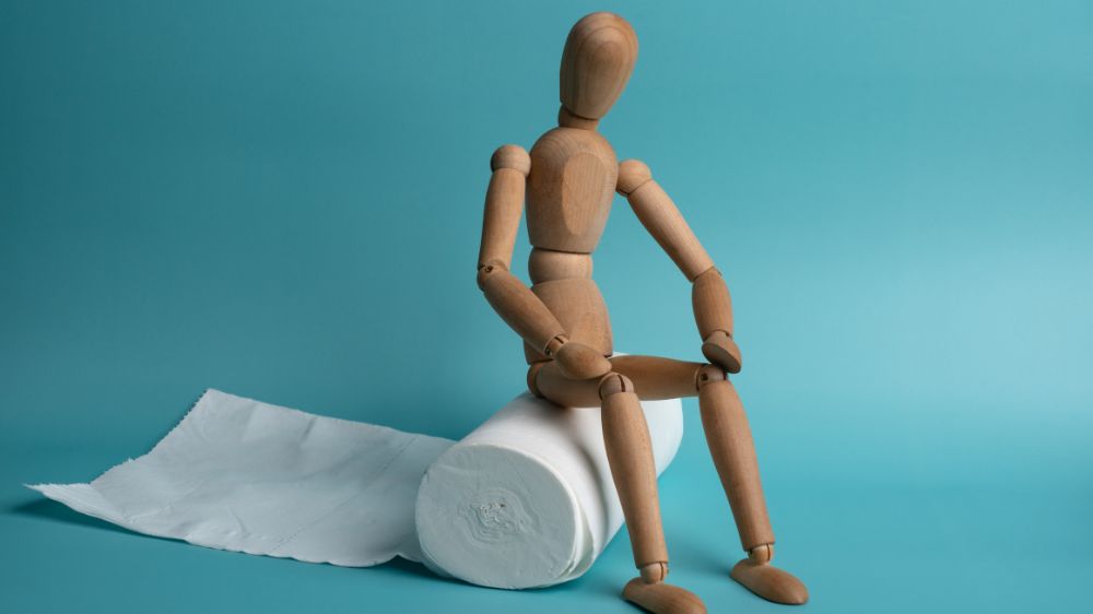 トイレットペーパーの上に座る人形