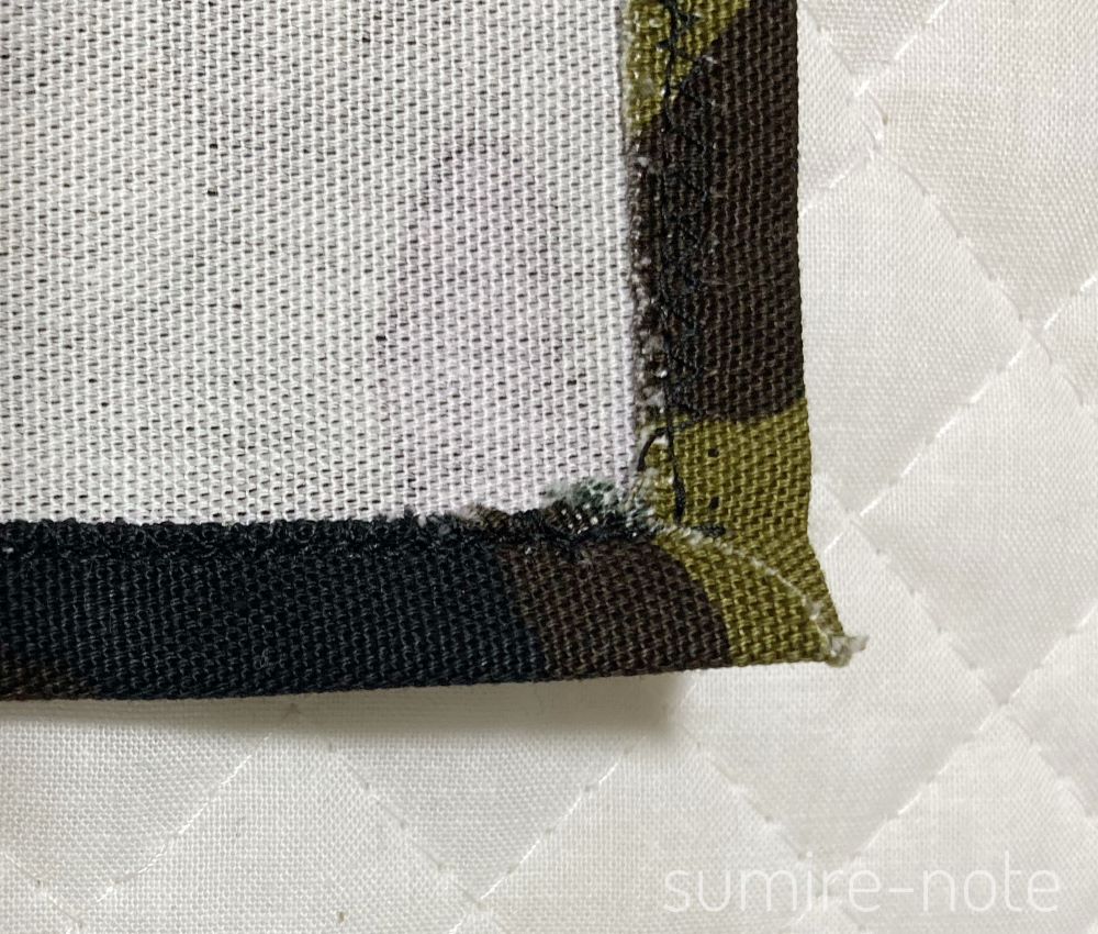 布の端を１cm折り返す