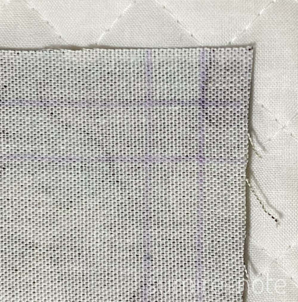 布の端に印をつけた