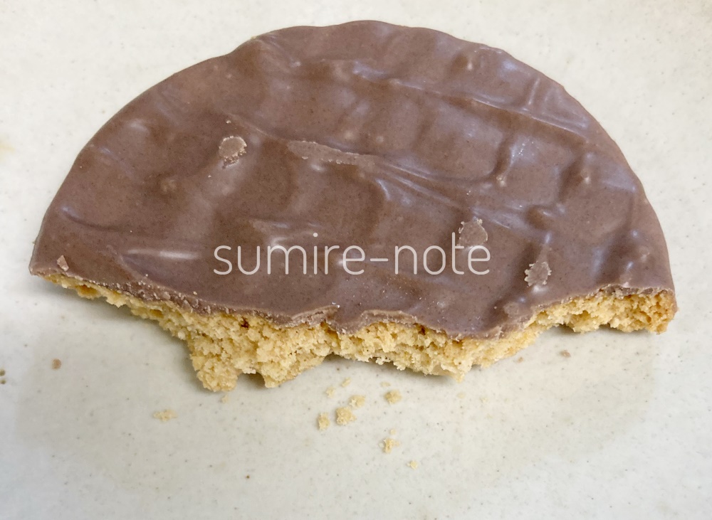 チョコか?ビスケットを割ったところ